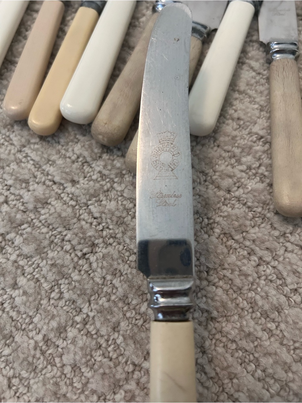 Vintage Lot of 22 Bakelite/Wood Handled Knives most Marked Sheffield England - Picture 2 of 4